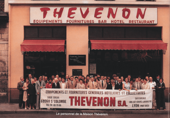 Photo de la boutique Thevenon avec tout les employés dans les années 1980