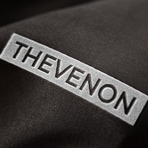 Logo Thevenon brodé sur tablier noir